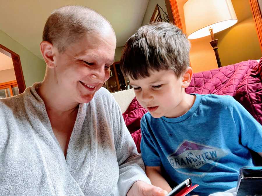 Mom battling breast cancer plays Roblox with her son on the couch