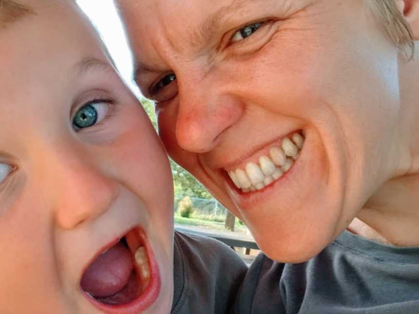 一位患有自闭症的母亲和她的儿子一起做鬼脸