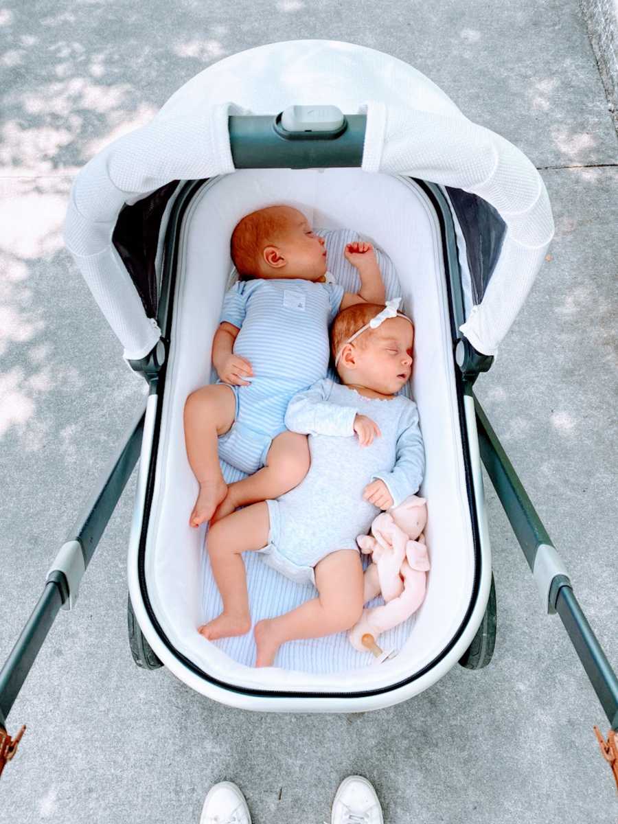 双胞胎睡在婴儿车里