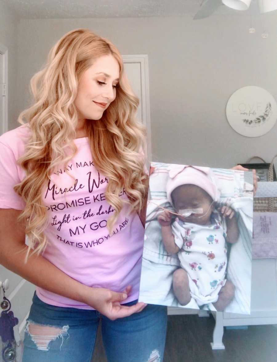 Mom takes photo with blown-up image of her newborn daughter before she passed