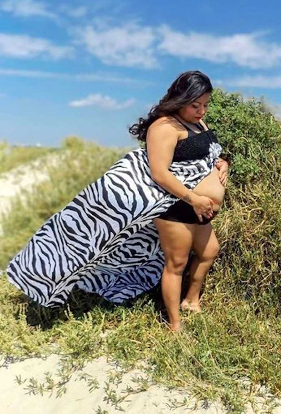 maternity photo outside