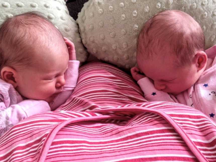 妈妈分享了她刚出生的双胞胎在哺乳后打盹的照片