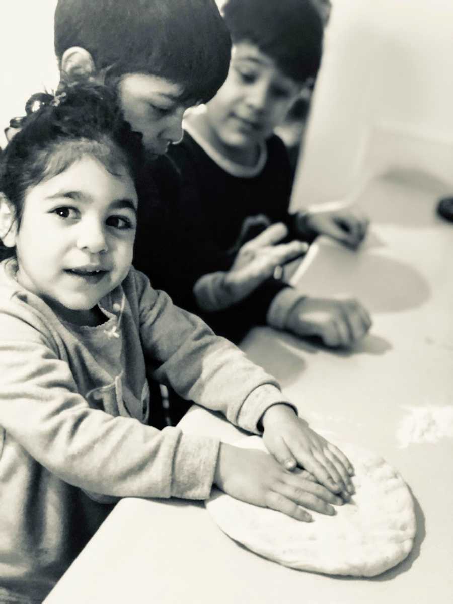 Mom of three snaps photo of her children helping her make dinner