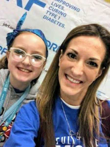 Mom takes selfie with diabetic daughter at diabetes event