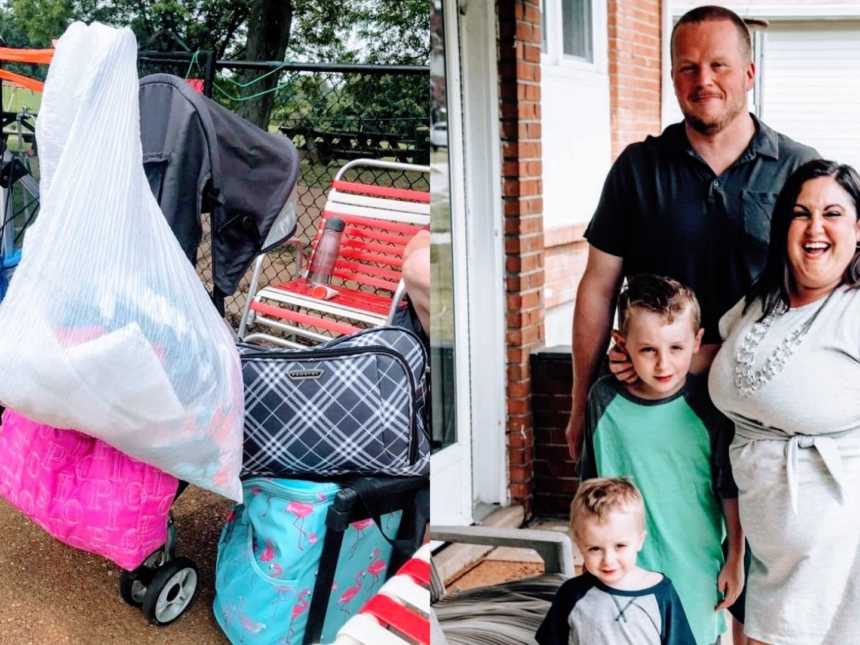 一辆婴儿车上有几个包，一个家庭和两个孩子站在门廊上