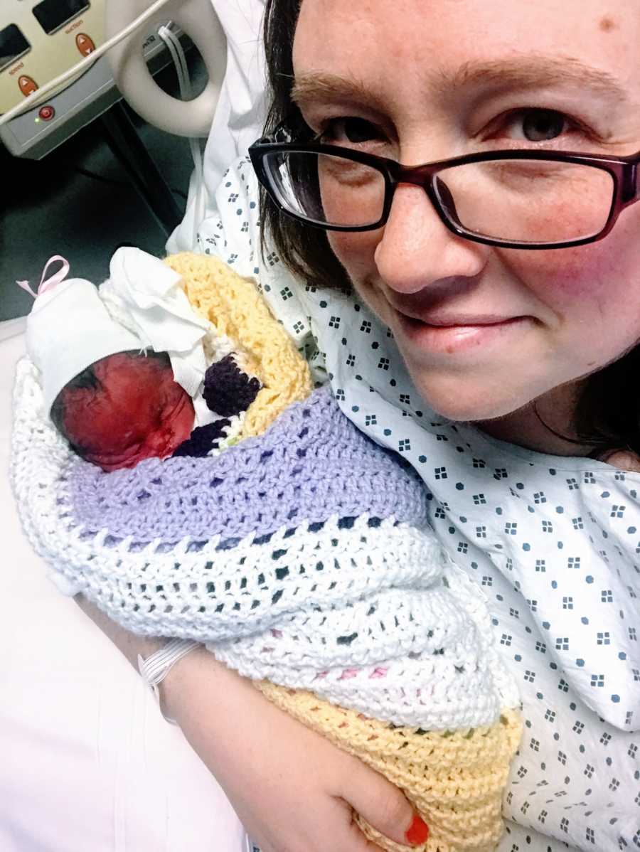 Mom holds her twin daughter who was born still