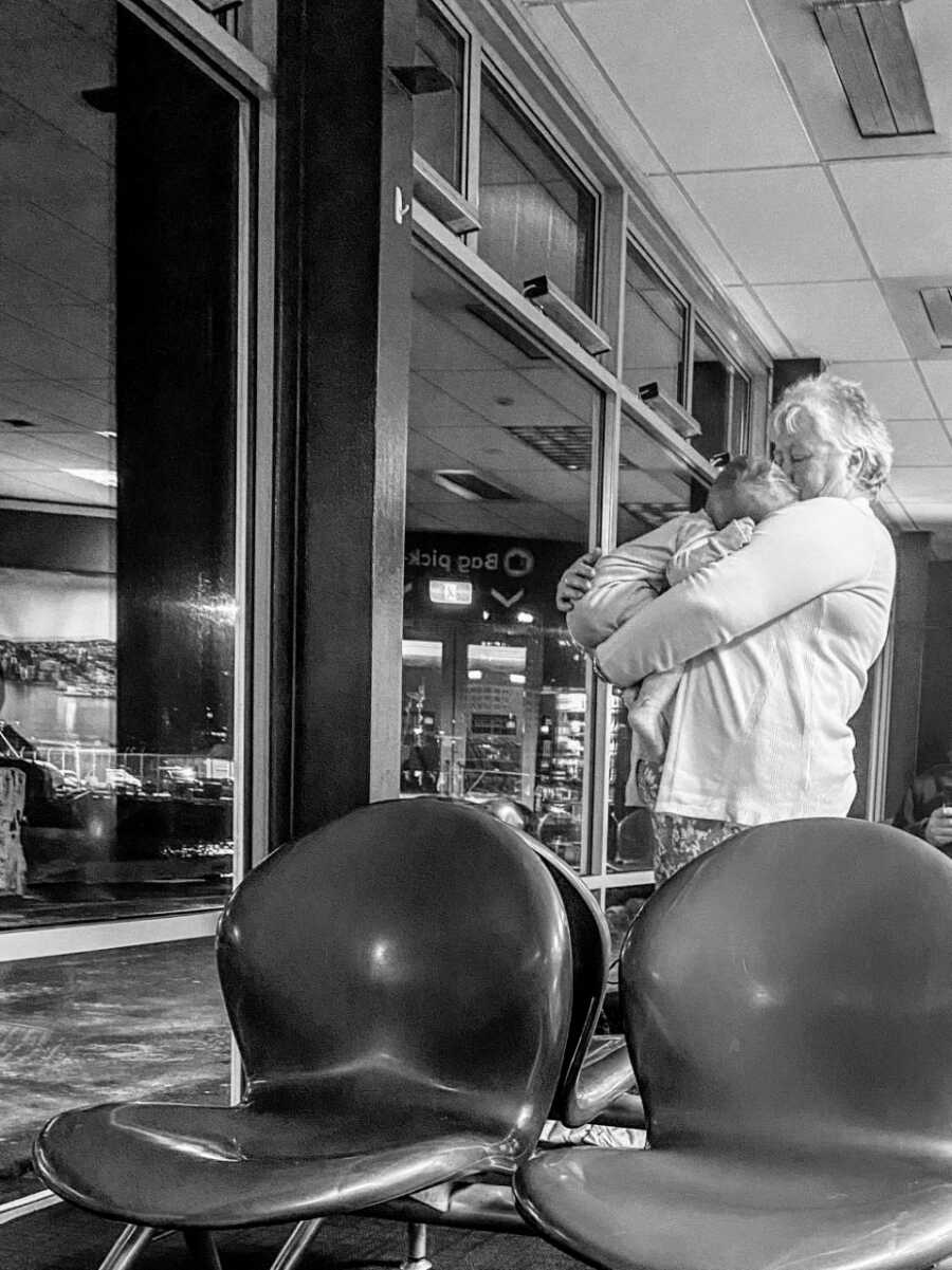 Mom takes a photo of a stranger helping her with her children at the ferry terminal to give her a break