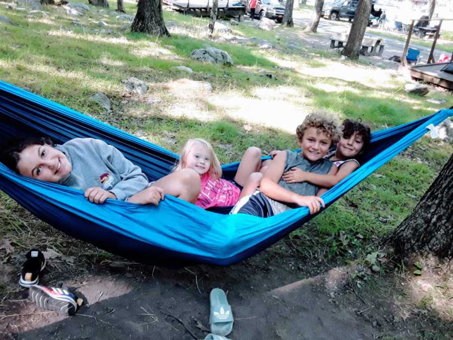 唐氏综合症的小女孩与她的朋友和家人一起享有野营旅行