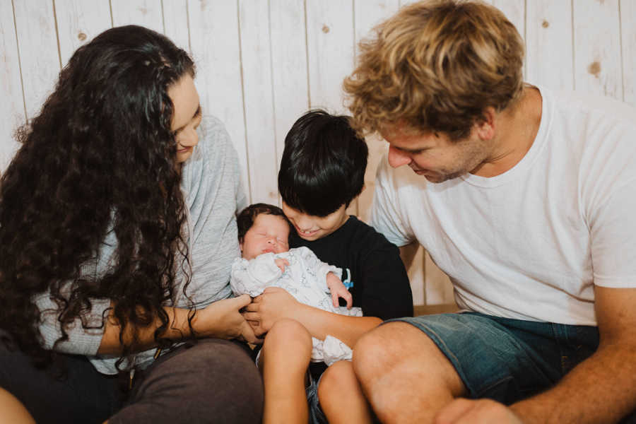 Family of four welcome home their newborn with a limb difference home from the NICU