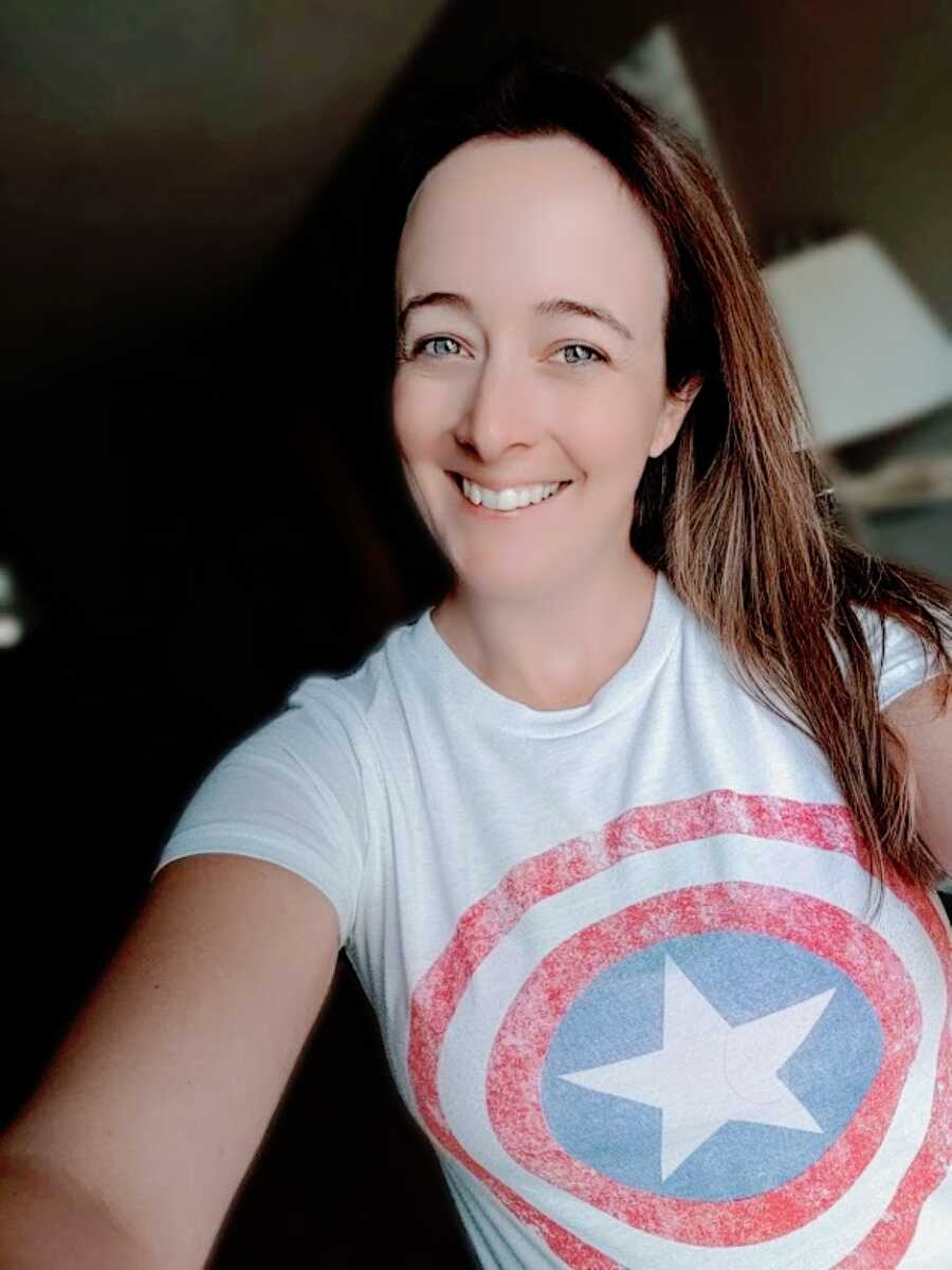 Stay at home mom of 2 now looking to become a surrogate takes a selfie with a Captain America t-shirt on