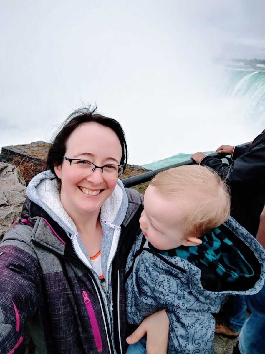 Mom of two takes photo at Niagara Falls while holding her young son