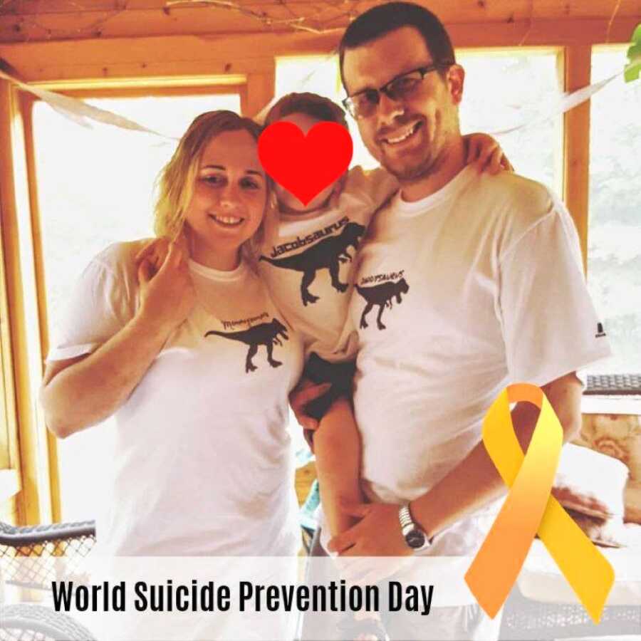 离婚寡妇与她的前夫的照片与“世界自杀预防日”乐队共享照片