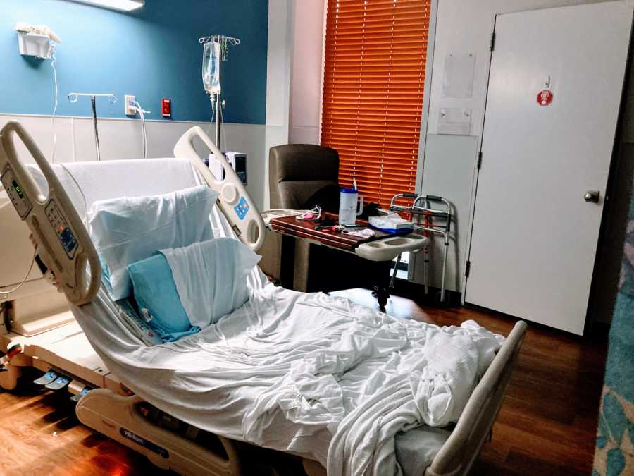 Who who contracted COVID-19 takes a photo of a hospital bed after spending 48 hours on an ER gurney