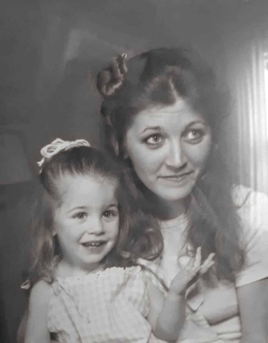 与终生毒瘾作斗争的妈妈和她的宝贝女儿拍了张照片