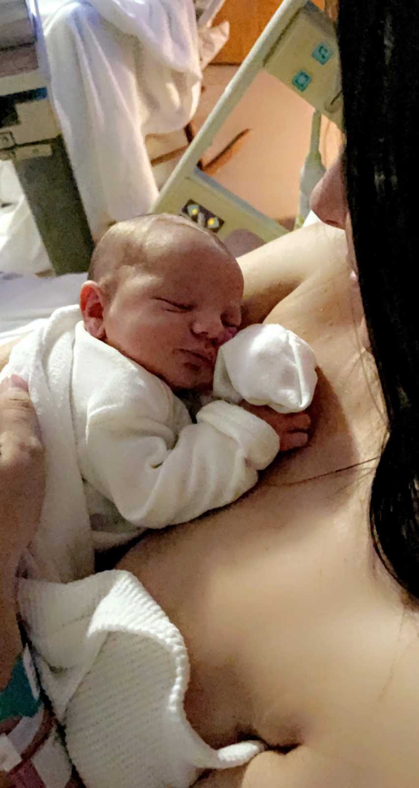 Mom snaps photo of her newborn baby sleeping on her chest after breastfeeding