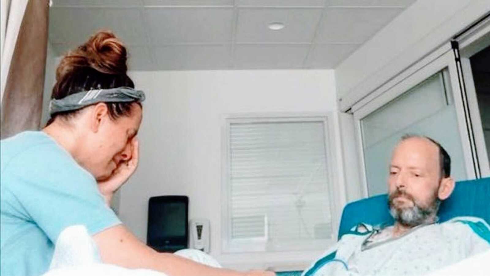 妇女因丈夫在临终关怀院死于晚期癌症而哭泣
