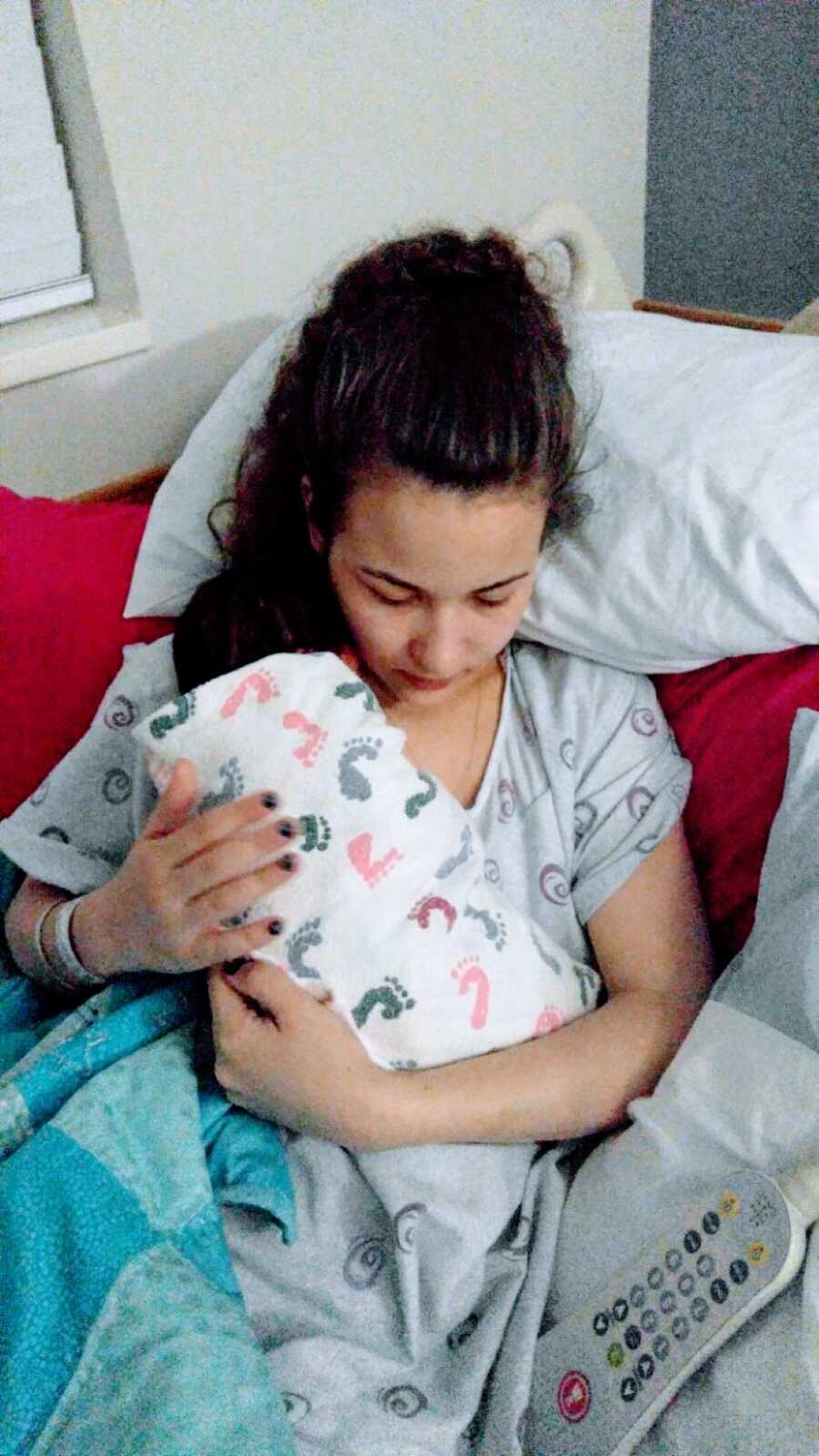 这位18岁的生母在将新生儿交给养父母之前，会在最后时刻与新生儿一起浸泡
