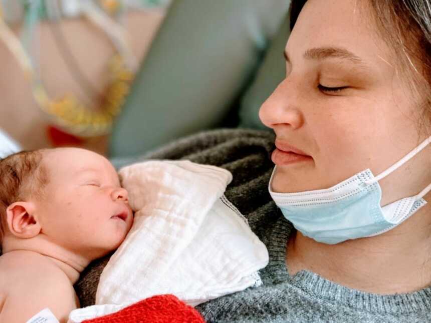 在医院里，母亲与熟睡的新生儿分享温柔的时刻