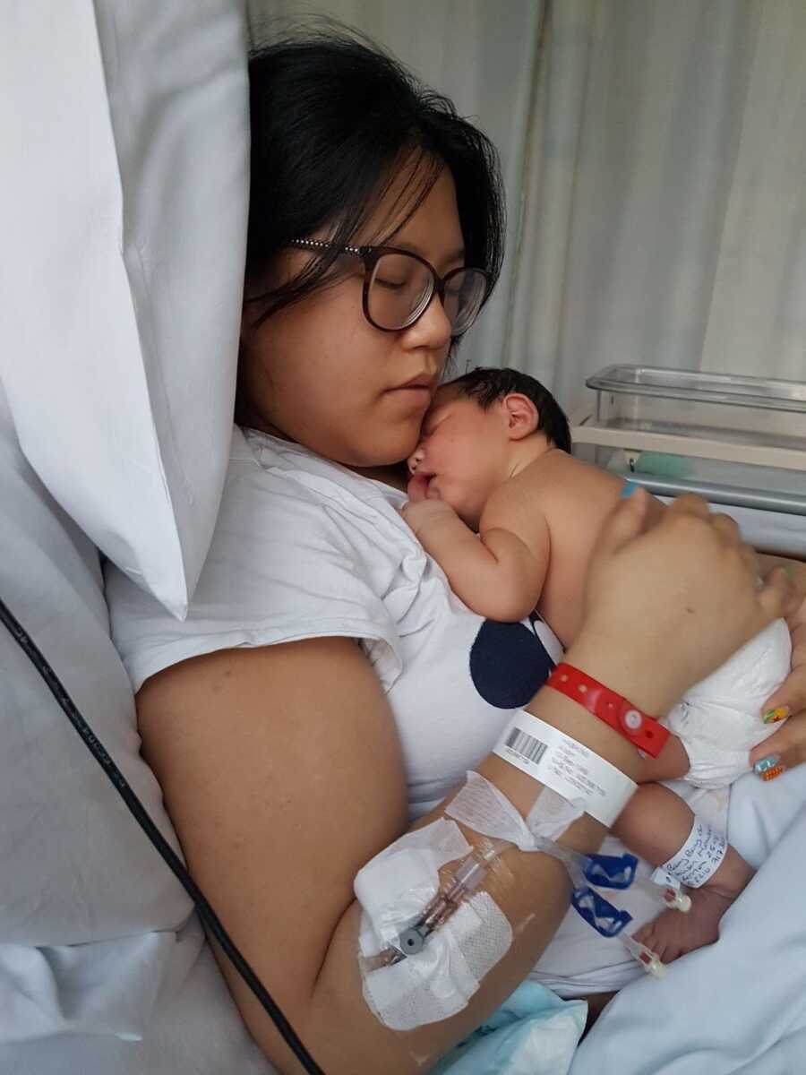 Mom son is born in the hospital 