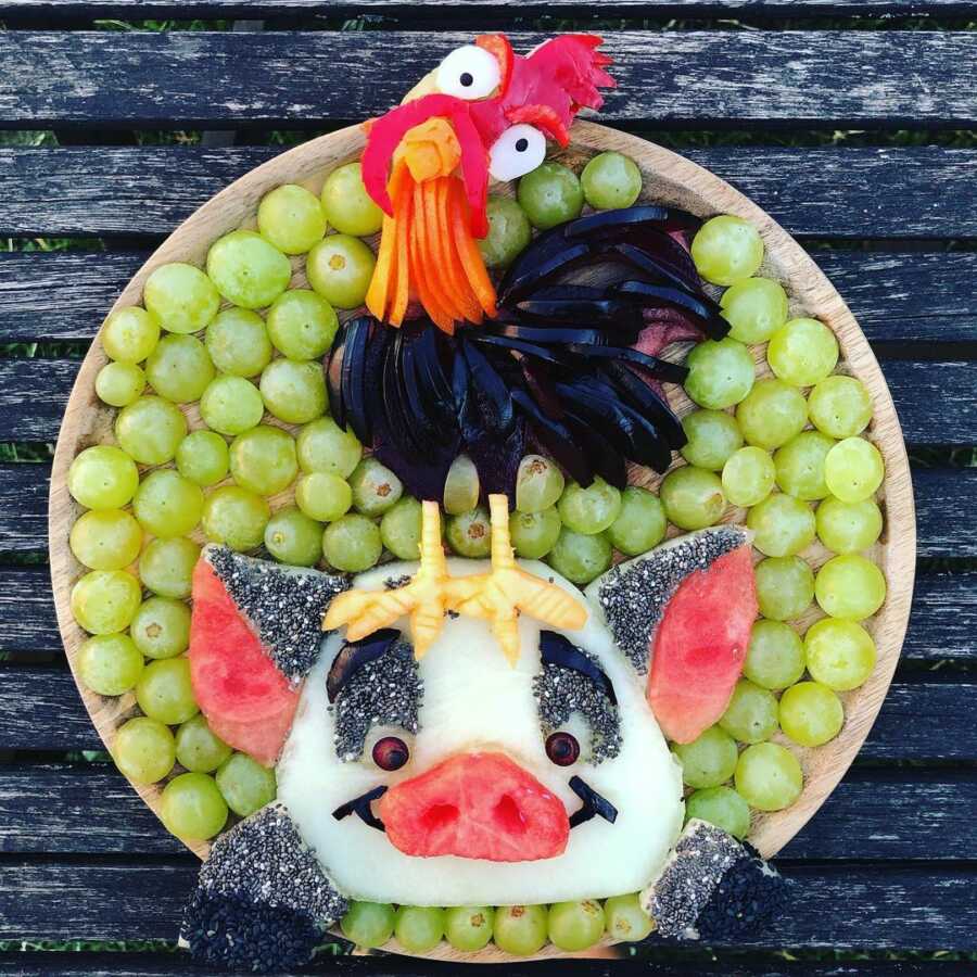 Edible food art fruit platter scene of Hei-Hei and Pua from Disney's Moana. 