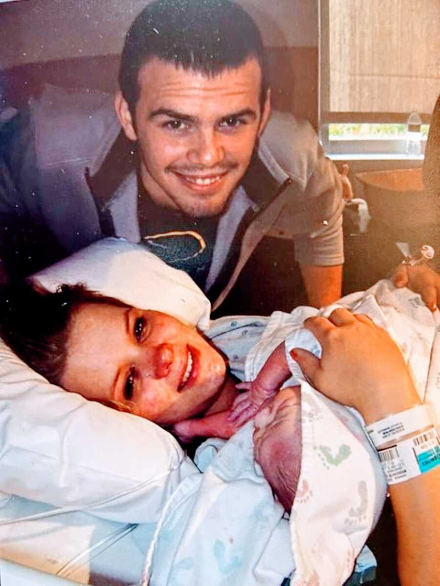 一对前夫妇在医院微笑着拍照，女孩刚生下他们的儿子