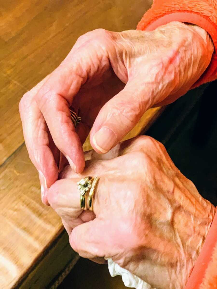 一名结婚75年的女子表示，她仍然戴着她刚结婚时戴的结婚戒指