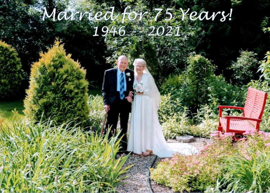 一对夫妇重申他们的誓言，庆祝彼此结婚75年
