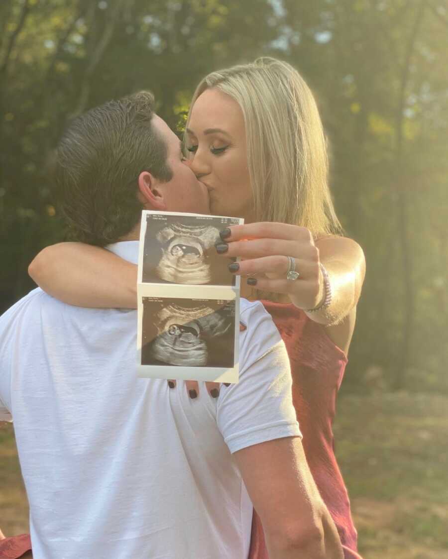 这对已婚夫妇在一张带有超声波照片的孕妇照片中宣布他们将迎来他们的第一个孩子