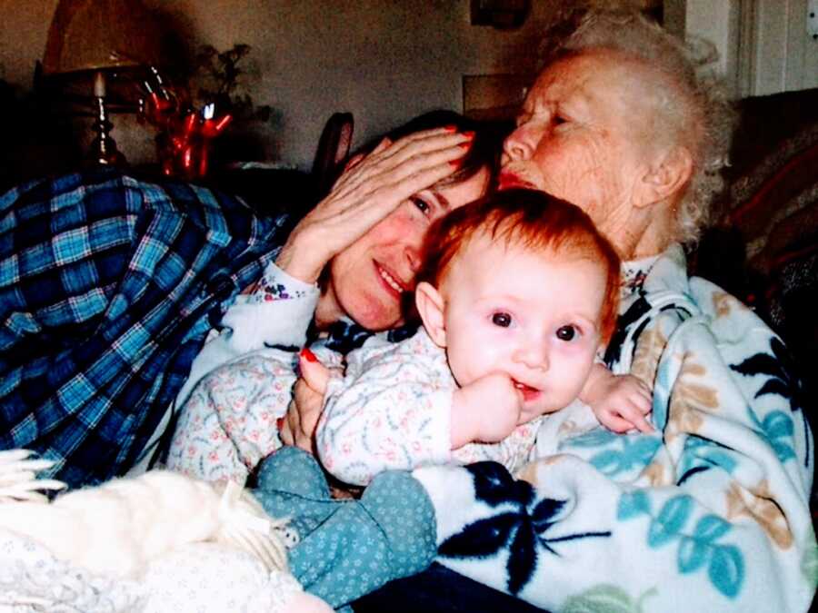 mom with grandma and duaghter