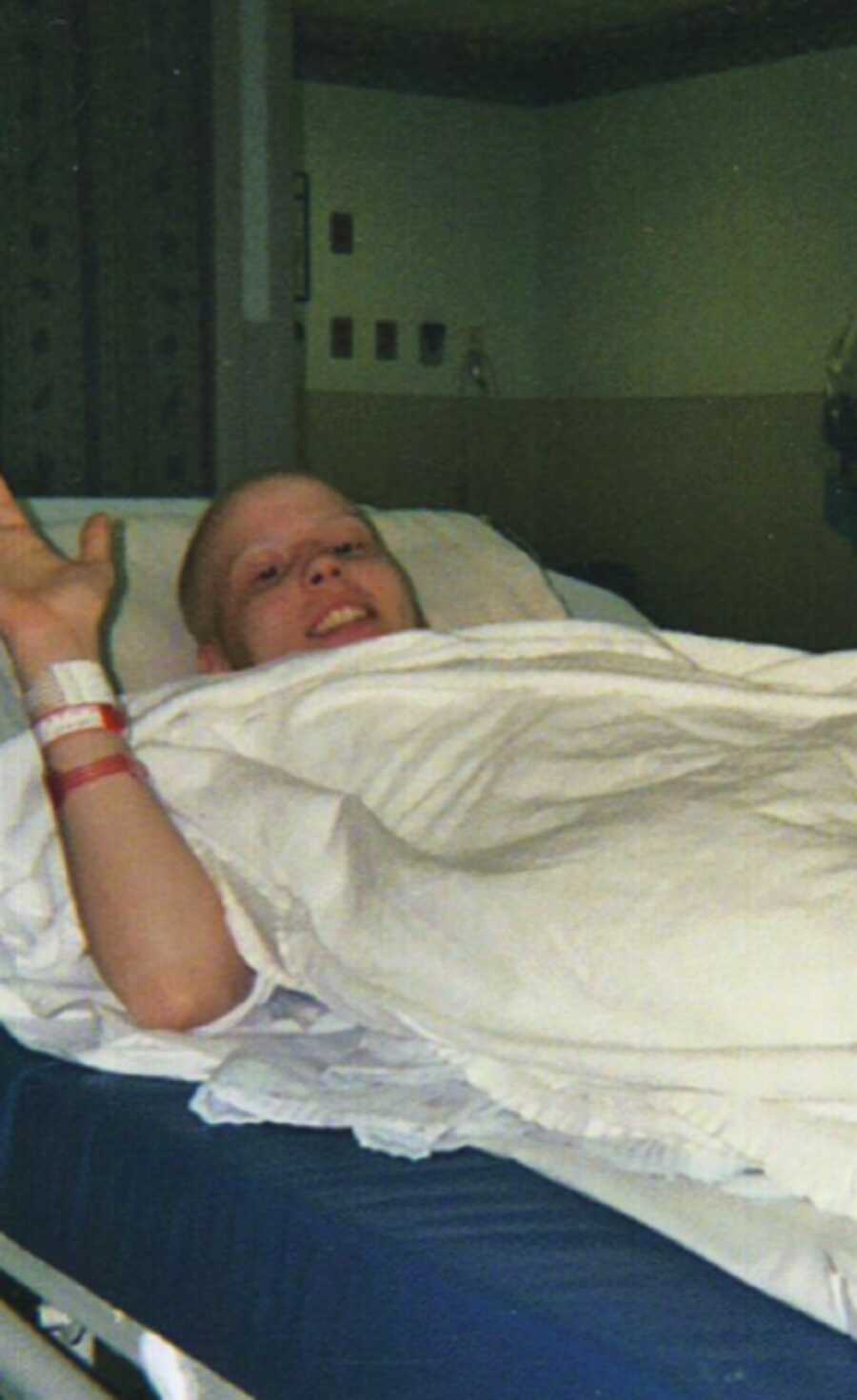 Loren进入手术，以在她的臀部中除去癌性骨组织。