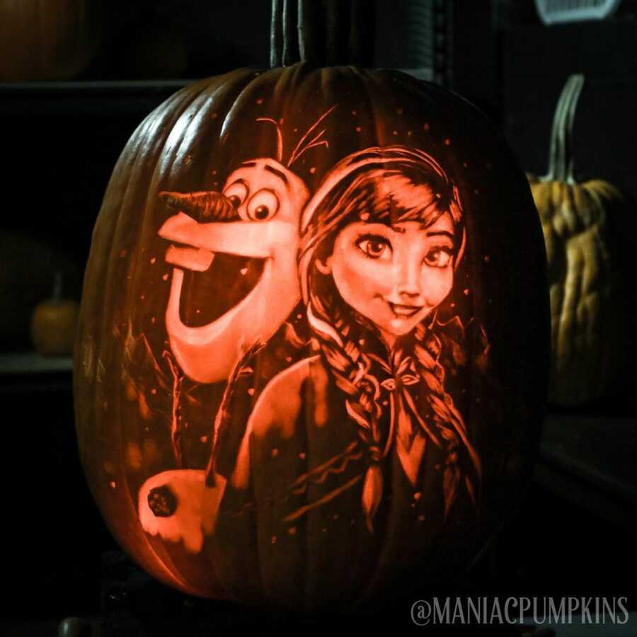 Detailed pumpkin carving of Olaf and Anna, created by Maniac Pumpkin Carvers. 