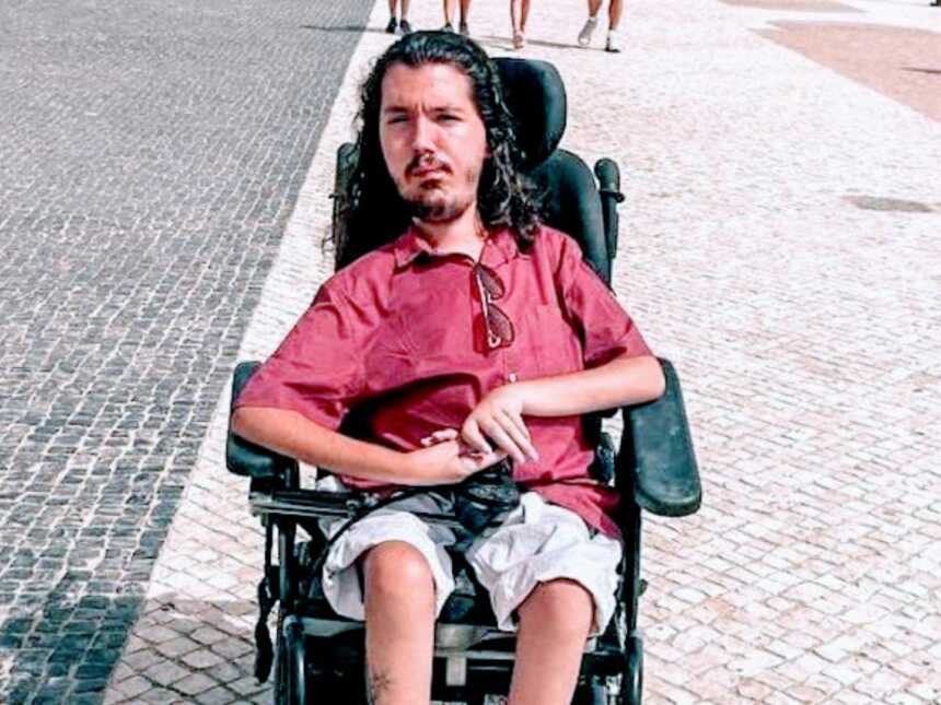一个脊柱肌肉萎缩的男人坐在轮椅上