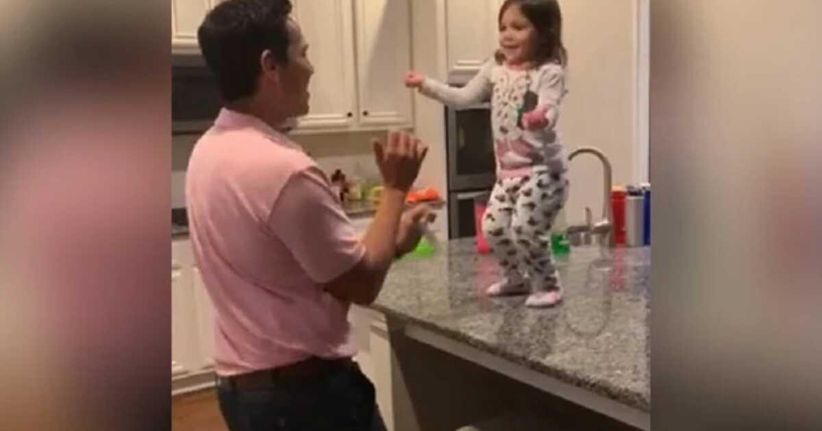 Малыш мама с папой тебя ждут. Dad and daughter caught Dancing in the Kitchen. Ребенок машина танцует при мамке. Caught dad