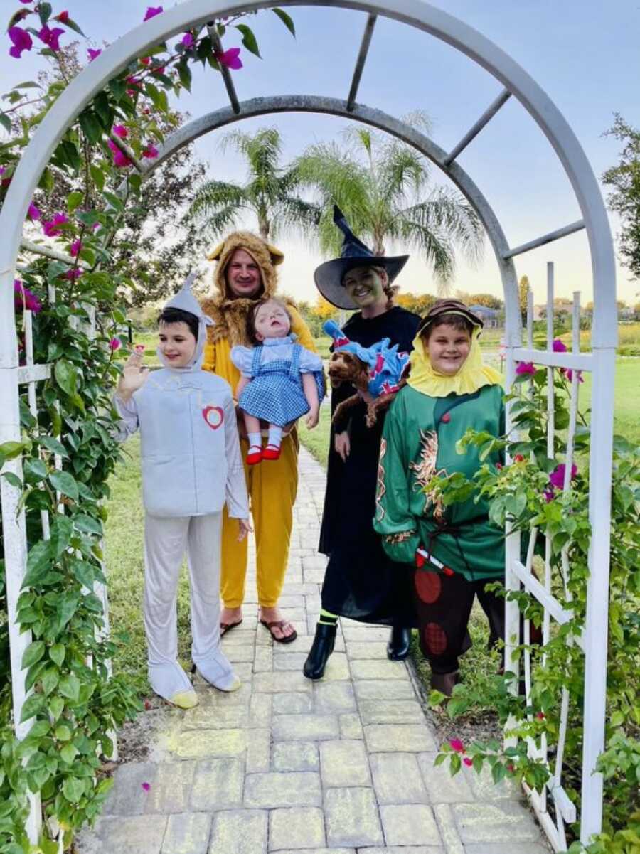 the entire family dressed up as the wizard of oz cast for halloween