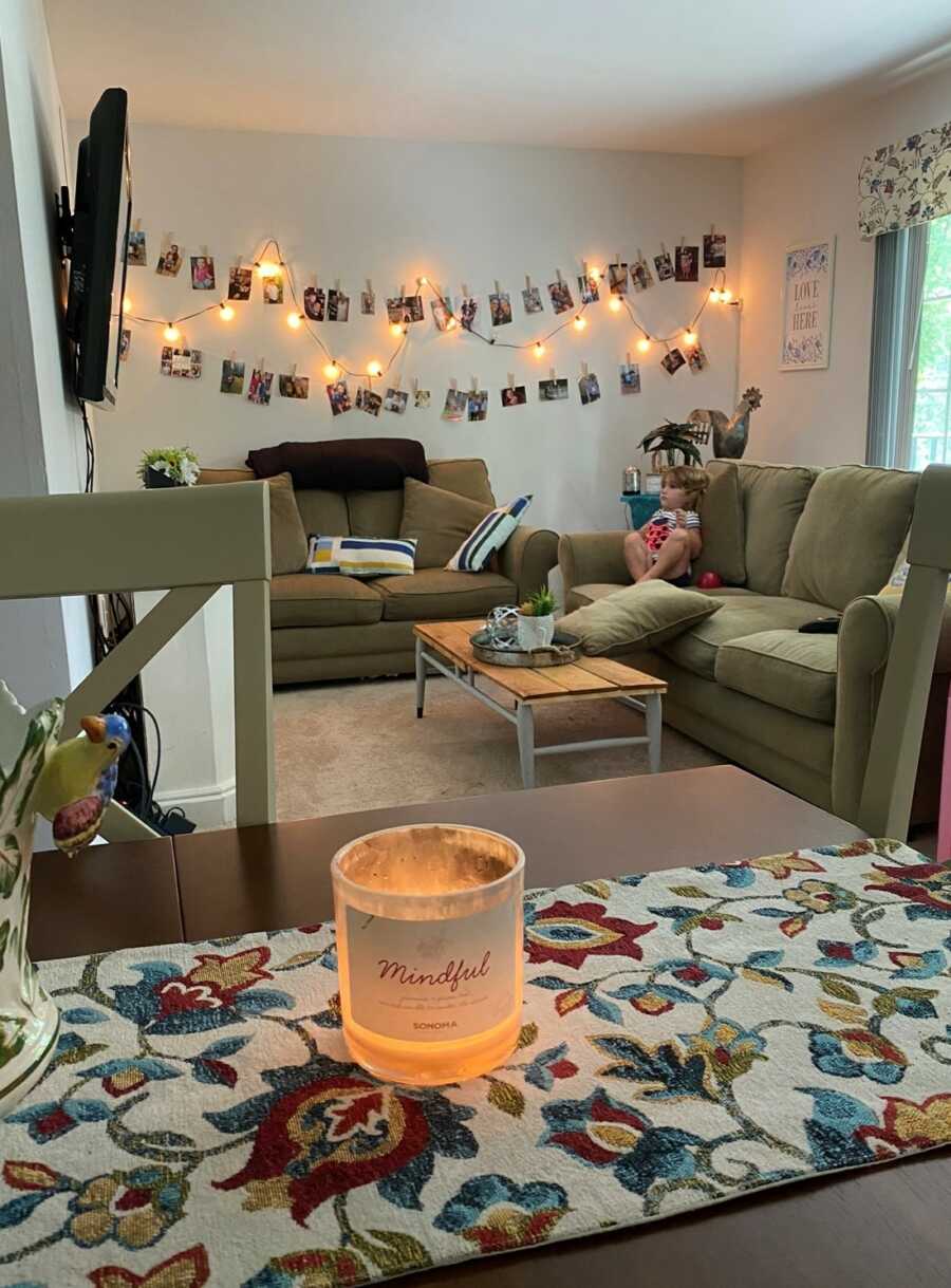 amazingly decorated living room with polariods and string lights