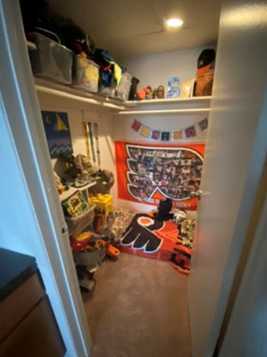 little boy's room cover in Philadelphia flyers memorabilia 