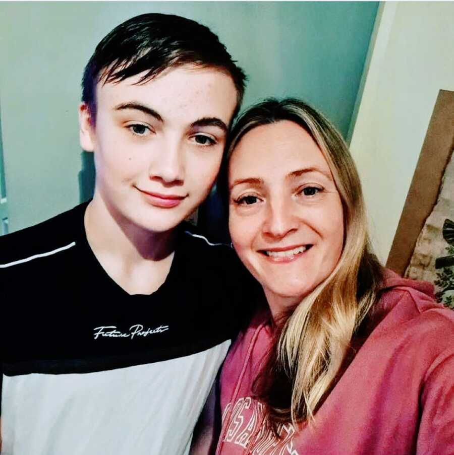 Proud mom takes selfie with son after he commits act of kindness for grieving teacher
