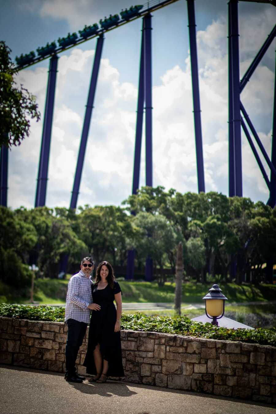 Woman takes an engagement photo with her new fiancé at Seaworld 