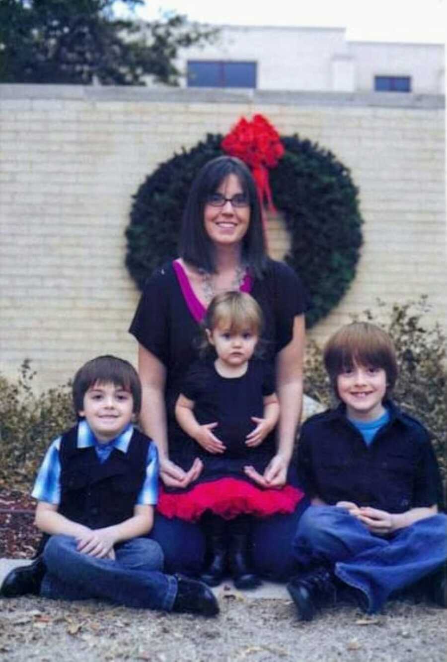 Mom of three takes Christmas photos with her children while her husband is in jail