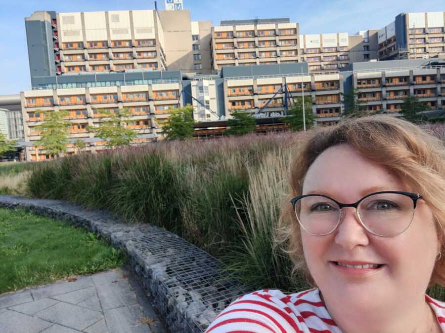 woman's hospital selfie