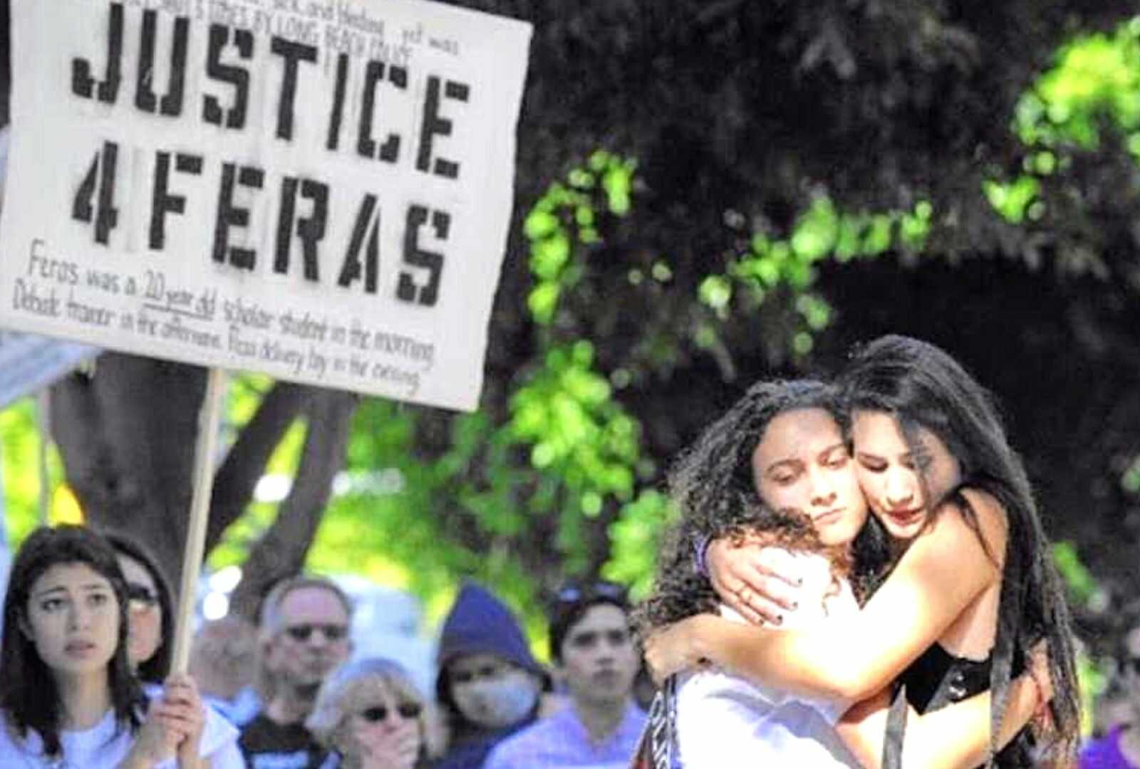 两名妇女在争取社会公正的集会上拥抱