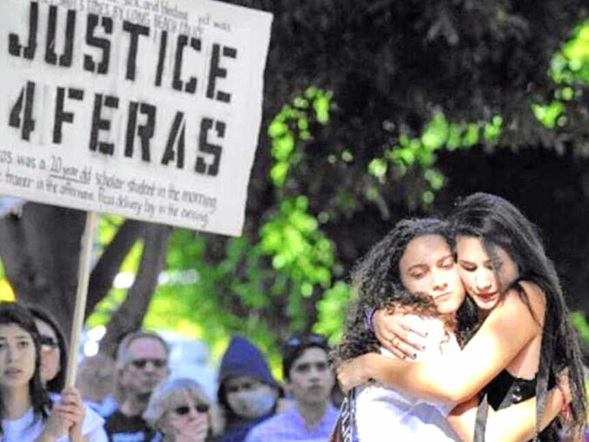 两个女人在一场集会中拥抱社会正义