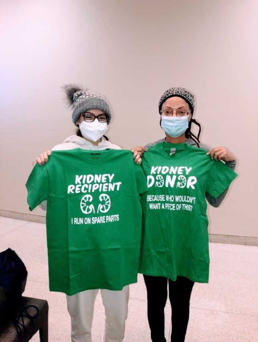 A woman and her kidney donor hold up t-shirts