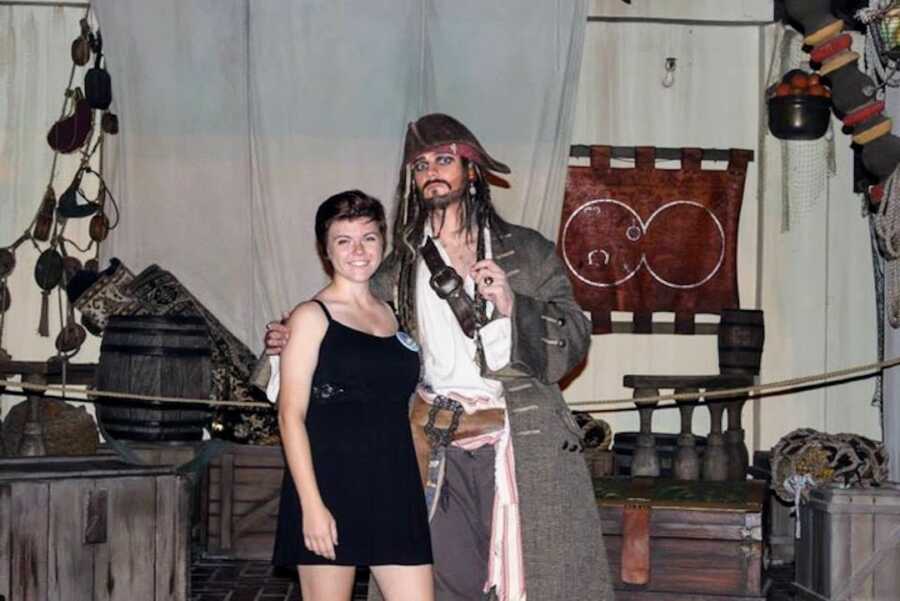 一个患有多动症的女人站在一个穿着海盗服的男人旁边