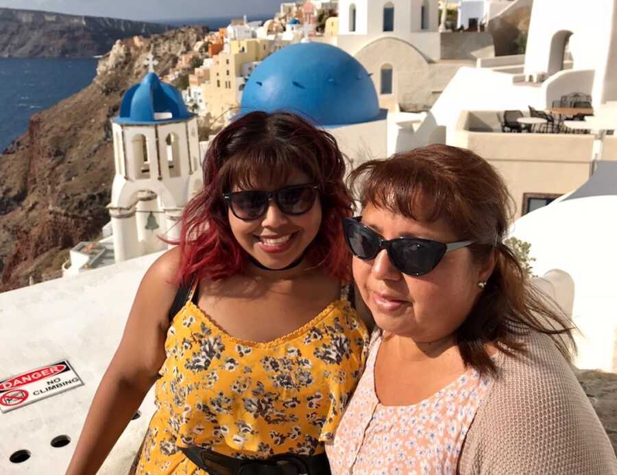 年轻女孩和她的妈妈在希腊