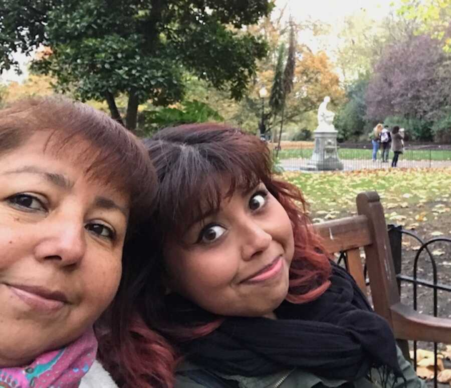 女孩和她的妈妈在公园里