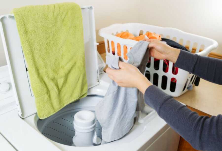 someone doing laundry to help a new mom