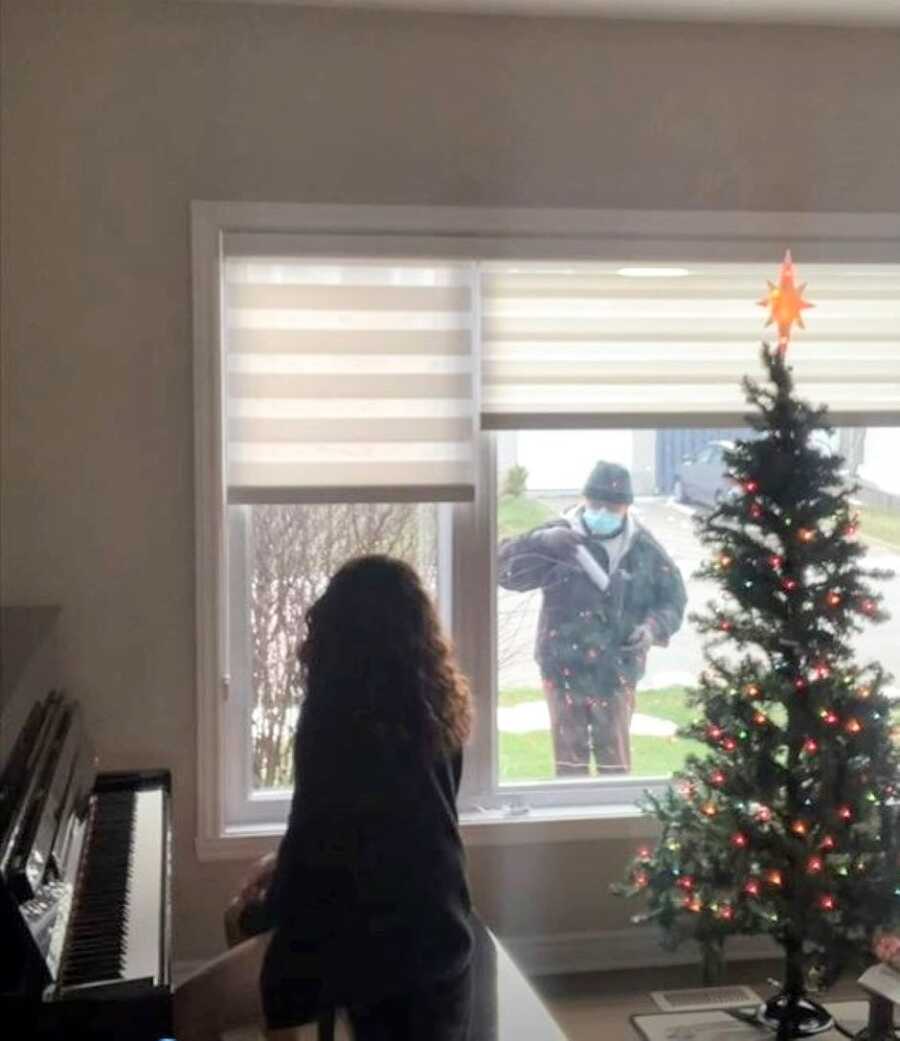 Neighbor shows up at woman's window to surprise her with Christmas gift