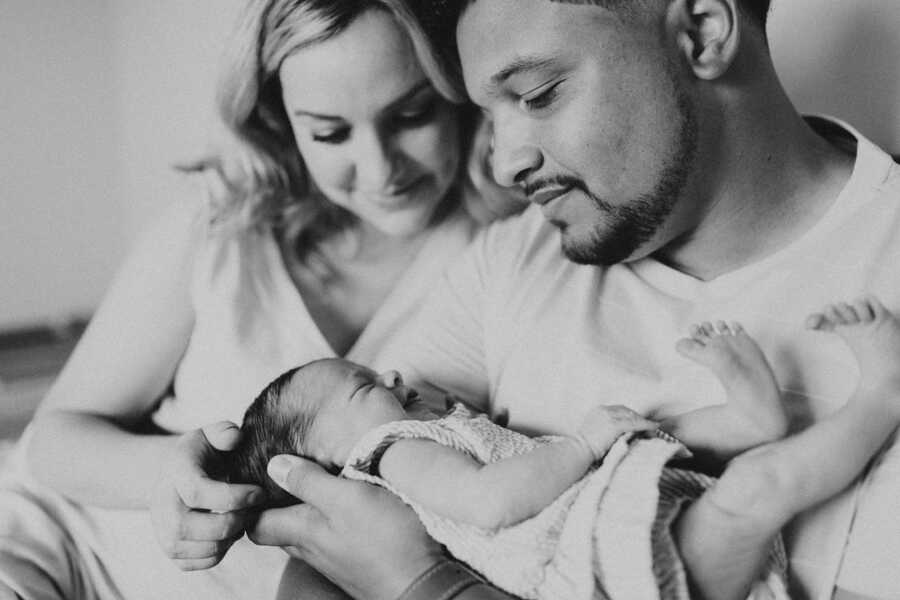 Couple takes beautiful pictures with newborn baby girl. 