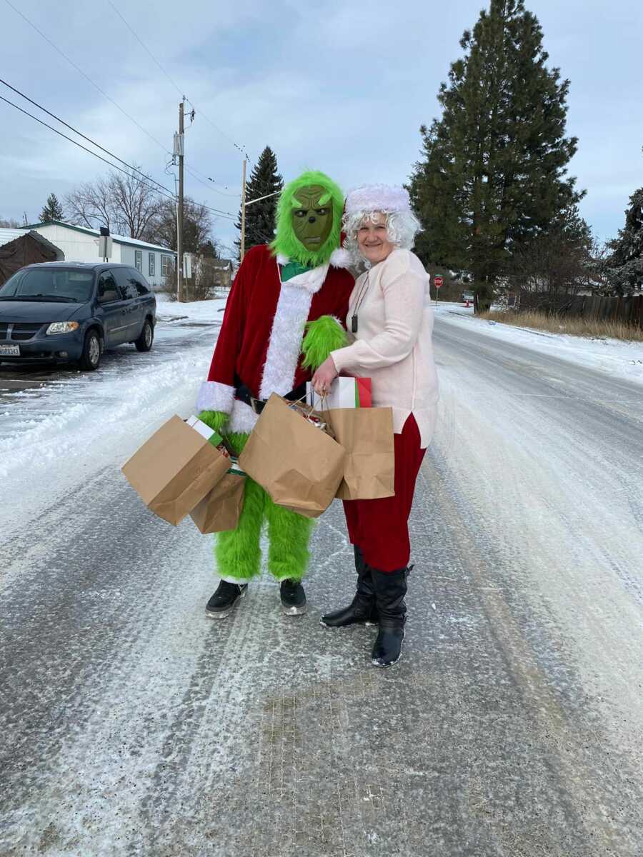 the grinch and santa going to give gifts